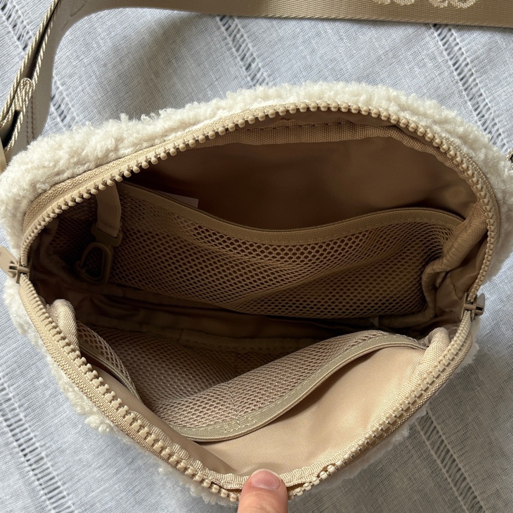 Lole NWOT Cream Sherpa Crossbody Bag - Picture 10 of 14